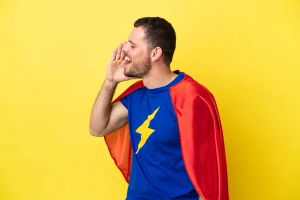 Super Héroe Hombre Brasileño Aislado Sobre Fondo Amarillo Gritando Con —  Fotos de Stock