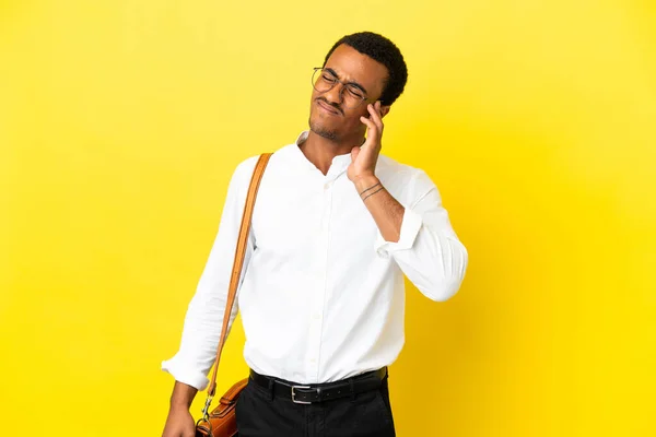 Афроамериканський Бізнесмен Через Ізольоване Жовте Тло Головним Болем — стокове фото
