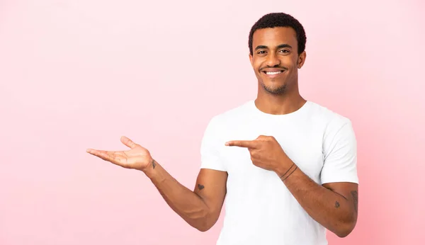 African American Man Copyspace Pink Background Holding Copyspace Imaginary Palm — Stock Photo, Image