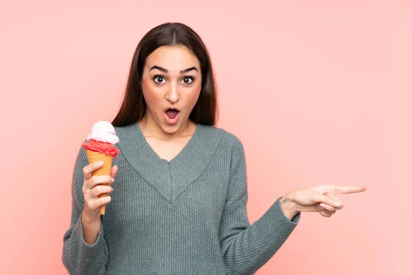 Jonge Vrouw Het Houden Van Een Cornet Ijs Geïsoleerd Roze — Stockfoto