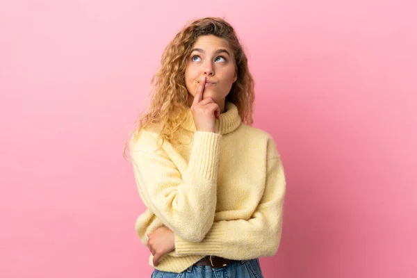 Joven Mujer Rubia Aislada Sobre Fondo Rosa Teniendo Dudas Mientras —  Fotos de Stock