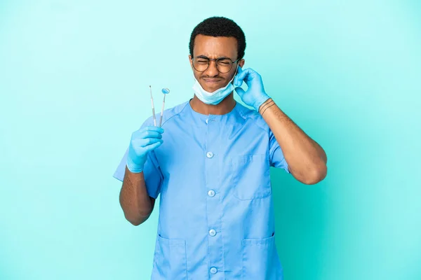 Africano Dentista Americano Segurando Ferramentas Sobre Fundo Azul Isolado Frustrado — Fotografia de Stock
