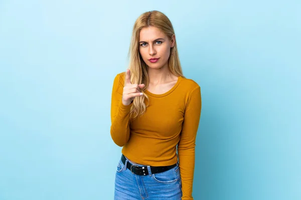 Jovem Loira Uruguaia Sobre Fundo Azul Isolado Frustrado Apontando Para — Fotografia de Stock