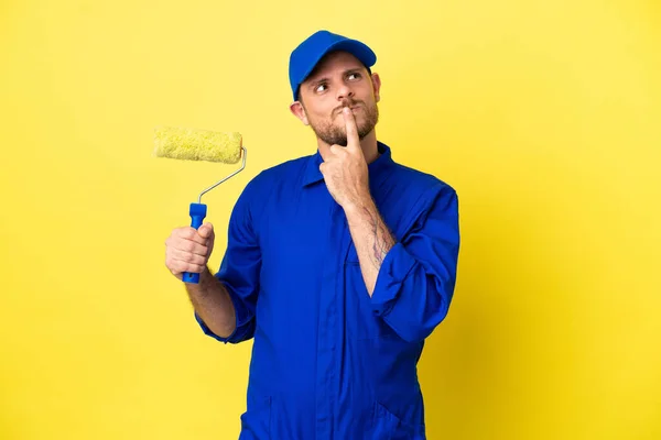 Pintor Hombre Brasileño Aislado Sobre Fondo Amarillo Teniendo Dudas Mientras —  Fotos de Stock