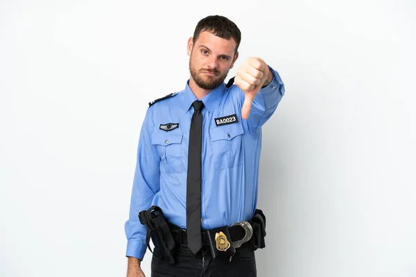 若い警察ブラジル人男性は 負の式で親指を下に示す白い背景に隔離されました — ストック写真