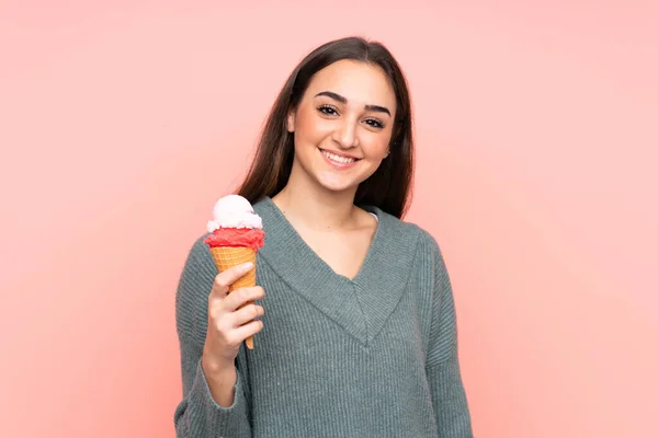 Jonge Vrouw Met Een Cornet Ijs Geïsoleerd Roze Achtergrond Glimlachen — Stockfoto