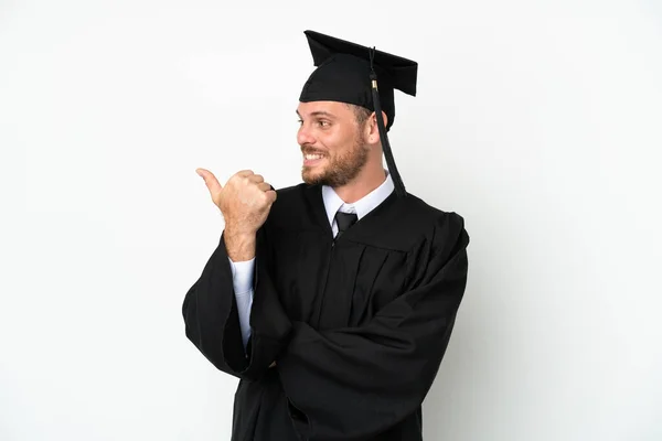 Jonge Braziliaanse Afgestudeerde Universiteit Geïsoleerd Witte Achtergrond Wijzend Naar Zijkant — Stockfoto