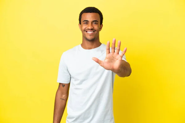 Afro Americano Bonito Homem Isolado Amarelo Fundo Contando Cinco Com — Fotografia de Stock