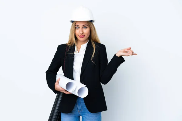 Joven Arquitecta Con Casco Con Planos Sobre Fondo Blanco Aislado —  Fotos de Stock