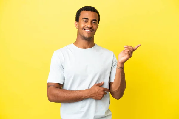 Afro Americano Bonito Homem Isolado Amarelo Fundo Feliz Apontando Para — Fotografia de Stock