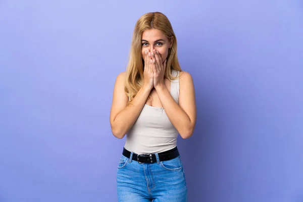 Młoda Urugwajska Blondynka Odizolowanym Tle Szczęśliwa Uśmiechnięta Przykrywająca Usta Dłońmi — Zdjęcie stockowe