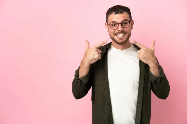 Jovem Brasileiro Isolado Fundo Rosa Dando Gesto Polegar Para Cima — Fotografia de Stock