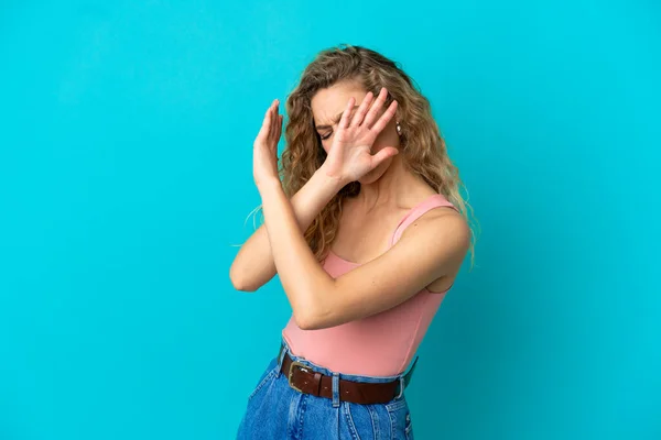 Junge Blonde Frau Isoliert Auf Blauem Hintergrund Nervös Streckt Hände — Stockfoto