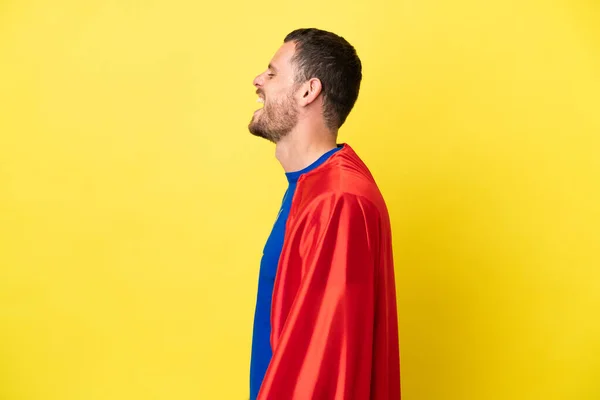 Super Hrdina Brazilský Muž Izolované Žlutém Pozadí Směje Laterální Poloze — Stock fotografie