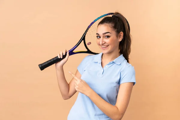 Jonge Vrouw Tennis Speler Geïsoleerde Muur — Stockfoto
