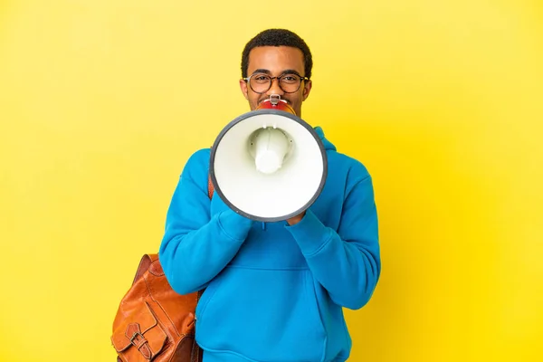 Africký Americký Student Muž Přes Izolované Žluté Pozadí Křičí Přes — Stock fotografie