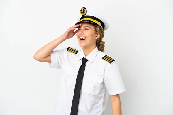 飞机上的金发女飞行员被白色背景隔离 面带微笑 — 图库照片