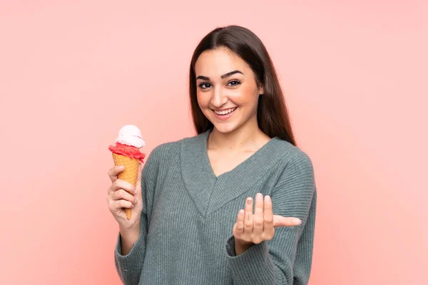 Jonge Vrouw Met Een Cornet Ijs Geïsoleerd Roze Achtergrond Uitnodigen — Stockfoto