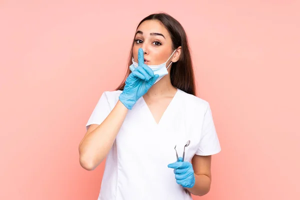 Zahnärztin Hält Werkzeug Isoliert Auf Rosa Hintergrund Und Macht Schweigegegeste — Stockfoto