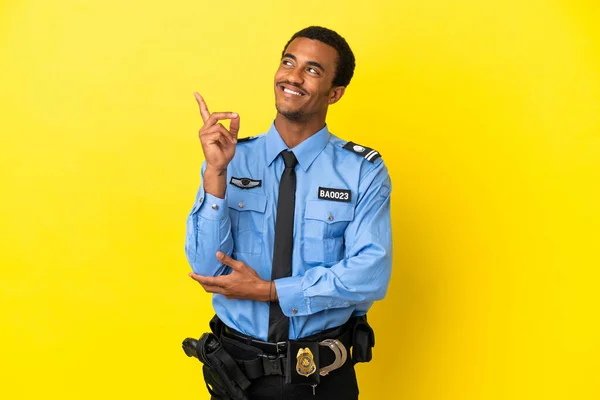 African American Police Man Isolated Yellow Background Pointing Great Idea — Stock Photo, Image