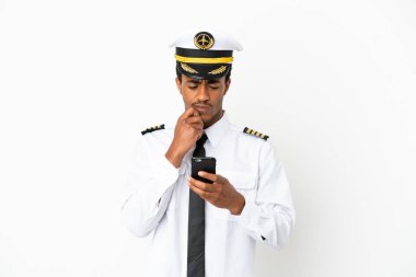 Afrikalı Amerikan Uçak Pilotu beyaz arka plan üzerinde düşünme ve mesaj gönderme