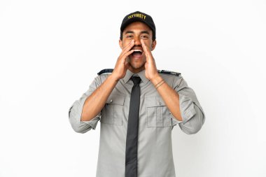 Afrika kökenli Amerikalı güvenlik görevlisi beyaz arka planda bağırıyor ve bir şey duyuruyor.