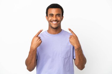 İzole edilmiş beyaz arka planda Afro-Amerikalı yakışıklı bir adam baş parmak işareti yapıyor.