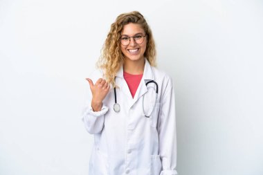 Genç doktor. Sarışın kadın. Beyaz arka planda izole edilmiş.