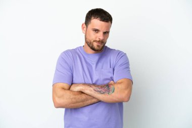 Genç Brezilyalı bir adam beyaz arka planda kendini yalnız hissetti.