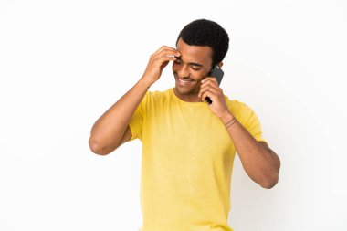 Afro-Amerikalı yakışıklı adam izole edilmiş beyaz arka plan üzerinden cep telefonu kullanıyor.