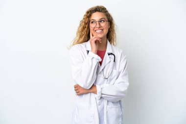 Genç doktor. Sarışın kadın. Beyaz arka planda izole edilmiş.