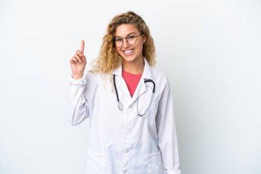 Beyaz arka planda izole edilmiş genç doktor sarışın kadın harika bir fikre işaret ediyor.