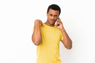 Afrikalı yakışıklı bir adam cep telefonunu izole edilmiş beyaz arka plan üzerinde kullanıyor.