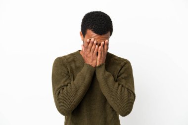 Afro-Amerikalı yakışıklı, soyutlanmış beyaz bir geçmişi var, yorgun ve hasta bir yüzü var.