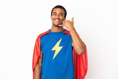 İzole edilmiş beyaz arka planda yaşayan Afro-Amerikan Süper Kahraman telefon jesti yapıyor. Bana geri dönüş işareti ver.
