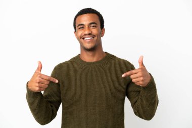 Afro-Amerikalı yakışıklı, soyutlanmış beyaz arka planda gururlu ve kendini beğenmiş.