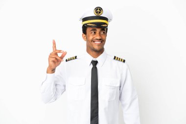 İzole edilmiş beyaz arka plan üzerinde Afrika Amerikan Uçak Pilotu bir parmağını kaldırarak çözümü gerçekleştirme niyetinde