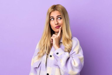 Genç Uruguaylı sarışın kadın soyutlanmış geçmişine bakarken şüpheleri var.