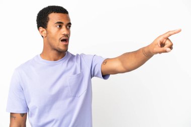 İzole edilmiş beyaz arka planda Afro-Amerikalı yakışıklı bir adam