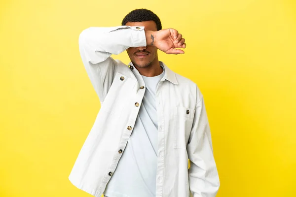 Афроамериканець Ізольованому Жовтому Фоні Закриває Очі Руками — стокове фото