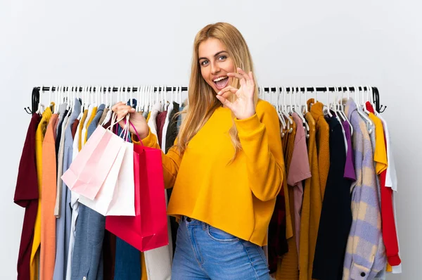 Joven Mujer Rubia Uruguaya Una Tienda Ropa Sosteniendo Bolsas Compras — Foto de Stock