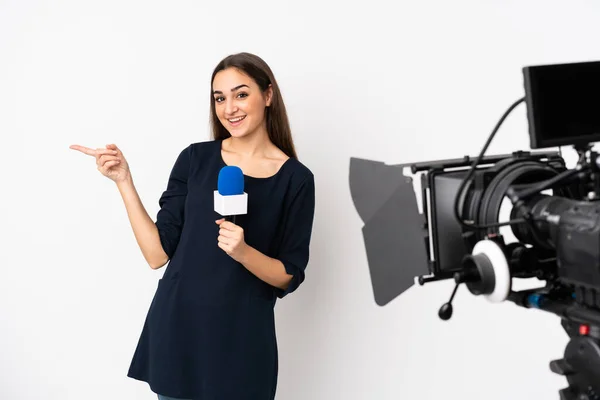 Gazeteci Kadın Elinde Mikrofon Beyaz Arka Planda Izole Edilmiş Haberlerle — Stok fotoğraf