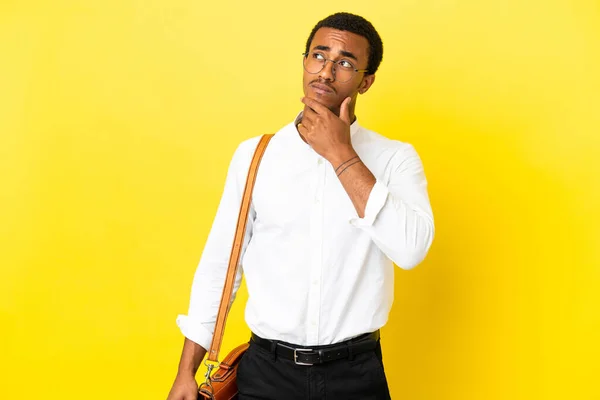 Hombre Negocios Afroamericano Sobre Fondo Amarillo Aislado Que Tiene Dudas —  Fotos de Stock