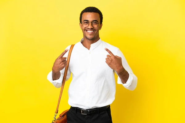 Hombre Negocios Afroamericano Sobre Fondo Amarillo Aislado Dando Gesto Pulgar —  Fotos de Stock