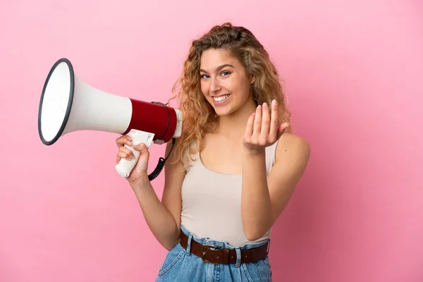 Jonge Blonde Vrouw Geïsoleerd Roze Achtergrond Met Een Megafoon Uitnodigen — Stockfoto