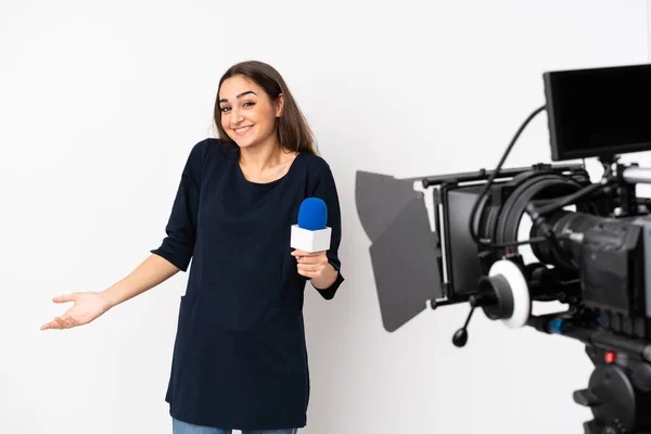 Mulher Repórter Segurando Microfone Reportando Notícias Isoladas Fundo Branco Sorrindo — Fotografia de Stock