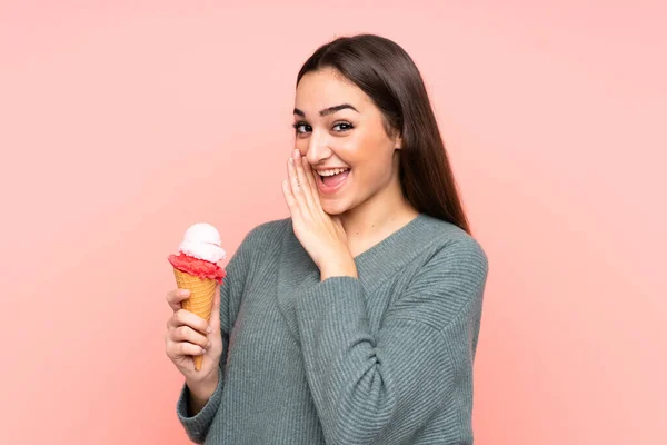 Jonge Vrouw Met Een Cornet Ijs Geïsoleerd Roze Achtergrond Fluisteren — Stockfoto