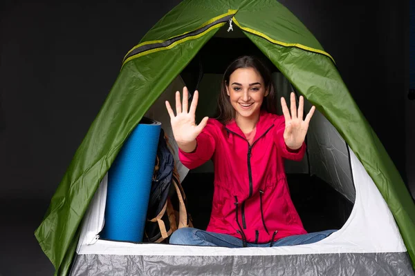 Giovane Donna Caucasica All Interno Una Tenda Verde Campeggio Contando — Foto Stock