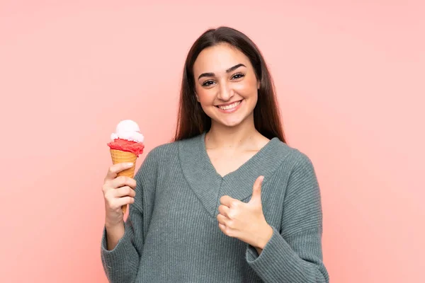 Jonge Vrouw Met Een Cornet Ijs Geïsoleerd Roze Achtergrond Met — Stockfoto