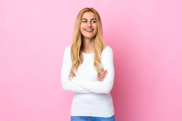 Giovane Donna Bionda Uruguaiana Sfondo Rosa Isolato Mantenendo Braccia Incrociate — Foto Stock